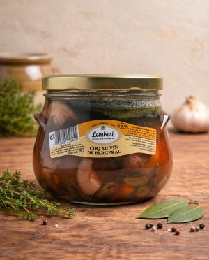 Coq au vin Maison Lembert, plat traditionnel du Périgord avec sauce au vin et herbes aromatiques.