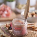 Tarti truffes en bocal ouvert avec couteau, accompagné de tartines sur planche en bois