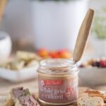 Tarti foie gras de canard Maison Lembert sur toast avec bocal ouvert et couteau sur planche en bois