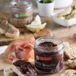 Tarti petit boudin au jambon du Périgord Maison Lembert présenté ouvert sur une planche en bois avec tranches de pain et jambon du Périgord