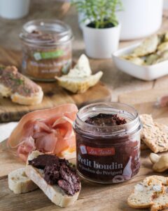 Tarti petit boudin au jambon du Périgord Maison Lembert présenté ouvert sur une planche en bois avec tranches de pain et jambon du Périgord