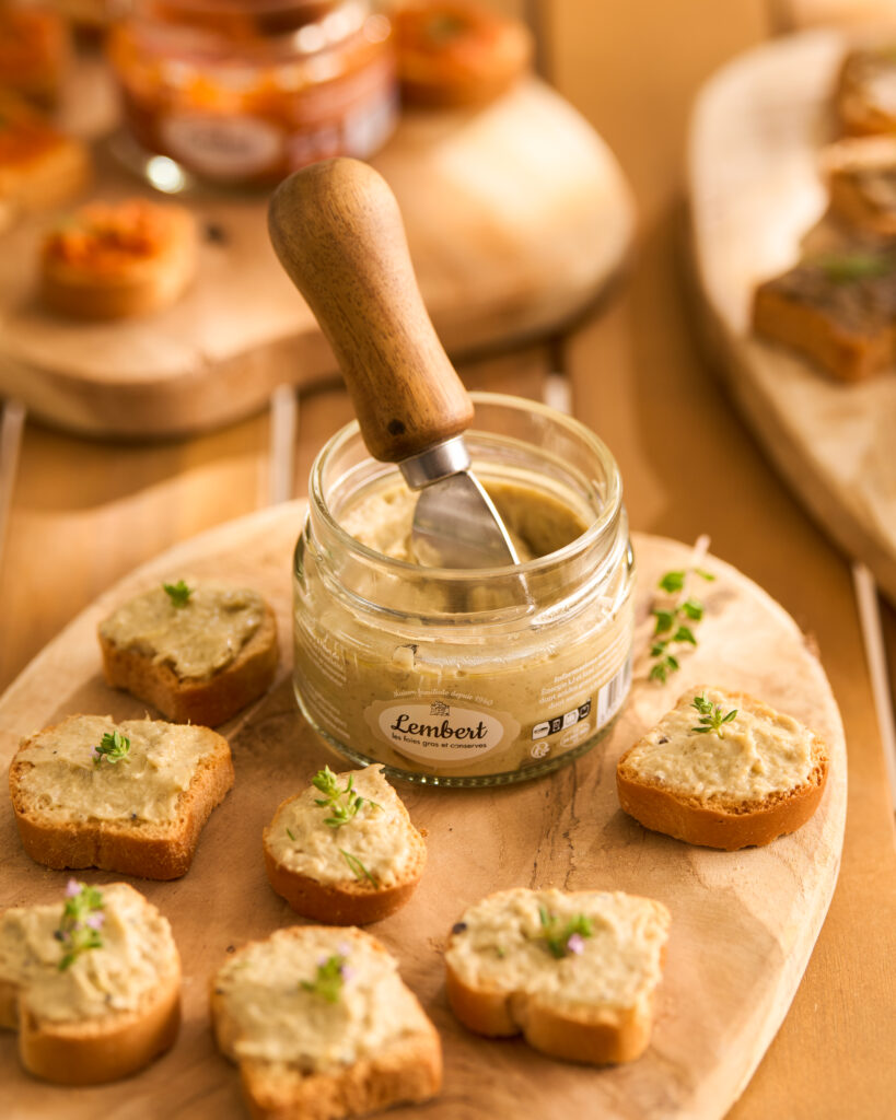 Tartinables apéro : toasts tartinés au tartinable artichaut et truffes Maison Lembert avec bocal ouvert sur planche en bois