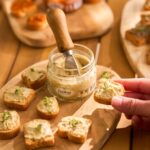 Toasts tartinés au tartinable artichaut et truffes Maison Lembert avec bocal ouvert sur planche en bois