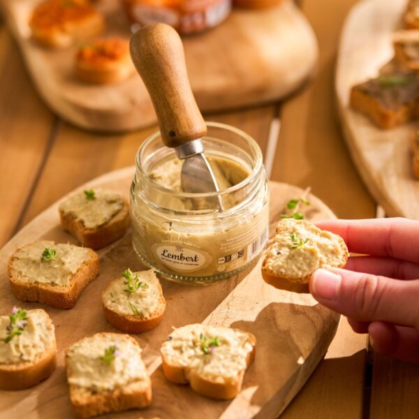 Toasts tartinés au tartinable artichaut et truffes Maison Lembert avec bocal ouvert sur planche en bois