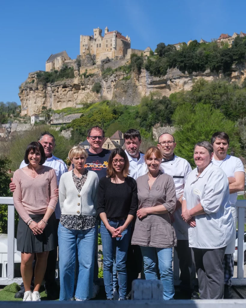 Equipe de Maison Lembert sur la terrasse panoramique de notre restaurant à Beynac : cuisine traditionnelle et authentique, avec vue sur le château