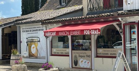 Façade de la boutique Maison Lembert, expérience gourmande Périgord mis en avant par Lonely Planet