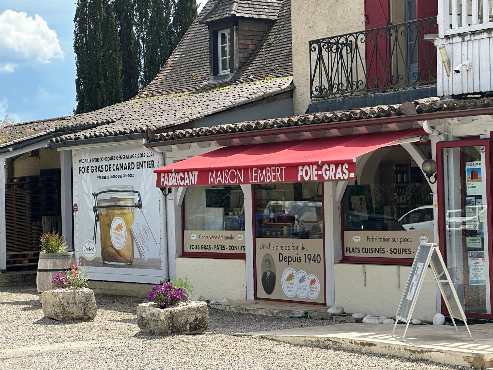 Façade de la boutique Maison Lembert, expérience gourmande Périgord mis en avant par Lonely Planet