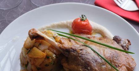 Confit de canard accompagné de pommes de terre cuisinées à la graisse de canard, légumes et tomates cerises