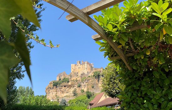 Réouverture du Restaurant Beynac avec vue depuis la terrasse sur le château de Beynac-et-Cazenac
