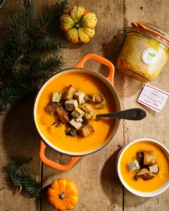 Dés de foie gras de canard Maison Lembert sur velouté de potimarron