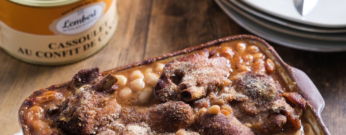 Cassoulet Maison Lembert au confit de canard et saucisse, plat traditionnel du Périgord.