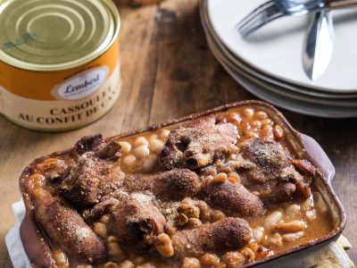 Cassoulet Maison Lembert au confit de canard et saucisse, plat traditionnel du Périgord.