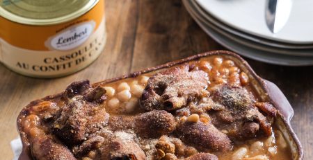 Cassoulet Maison Lembert au confit de canard et saucisse, plat traditionnel du Périgord.