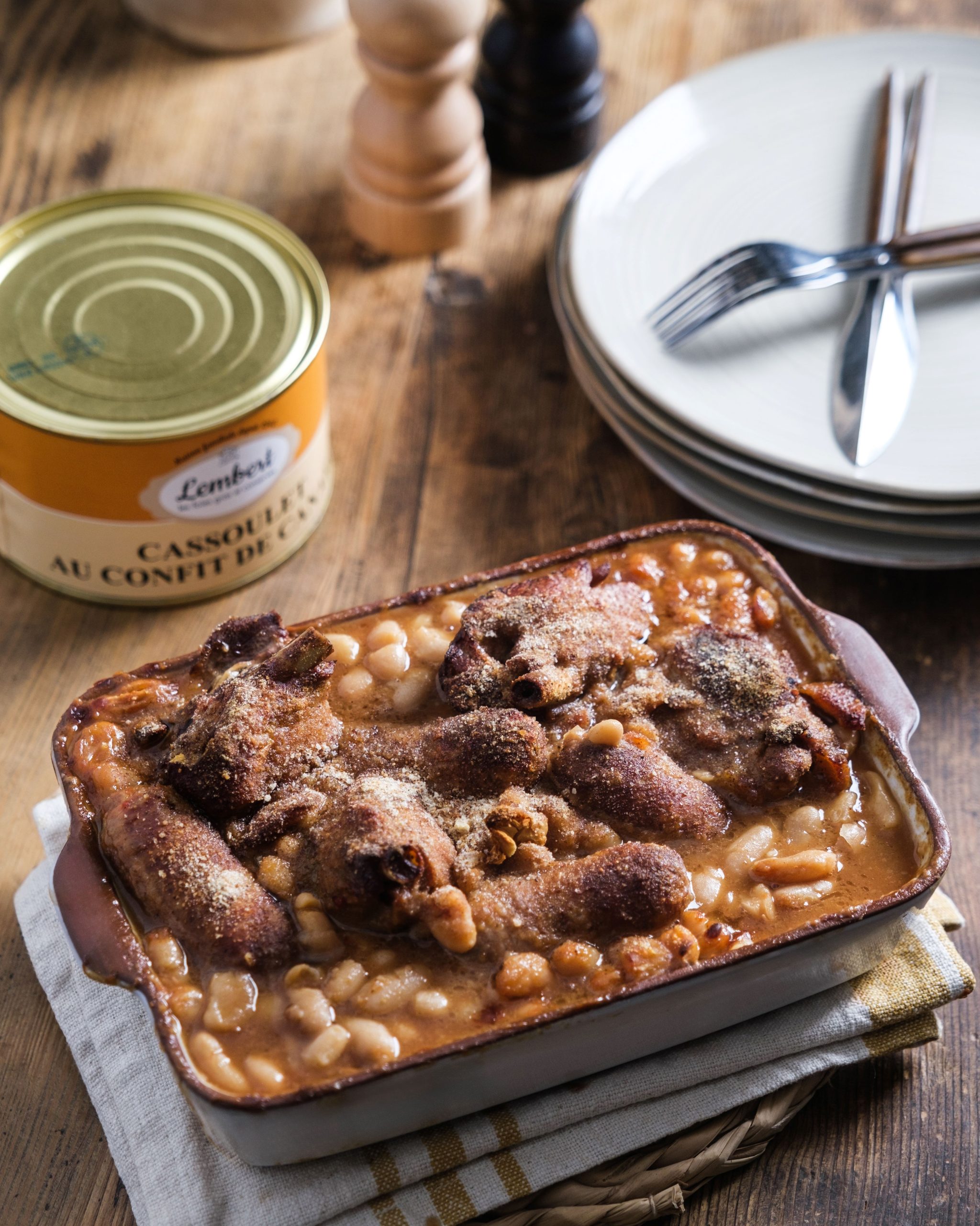 Cassoulet Maison Lembert au confit de canard et saucisse, plat traditionnel du Périgord.