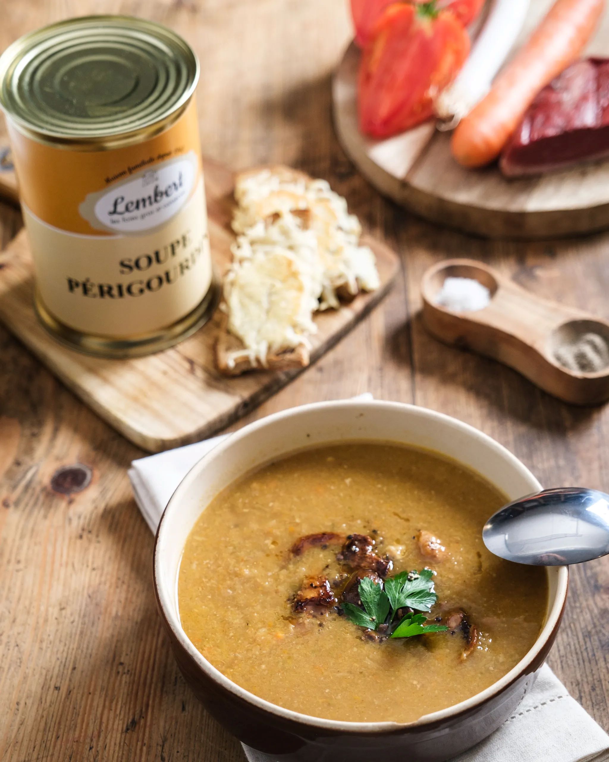 Soupe périgourdine Maison Lembert servie avec du pain et du fromage