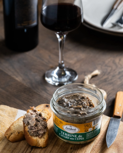 Terrine de campagne aux cèpes artisanale du Périgord Maison Lembert servie sur planche en bois avec pain et vin rouge