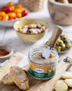 Terrine Fusion au poulet Maison Lembert, texture légère et saveurs originales du Périgord, spécialité artisanale.