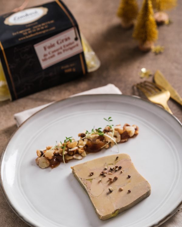 Foie gras de canard mi-cuit Maison Lembert, servi avec un chutney aux noisettes et quelques baies sur la tranche de foie gras.