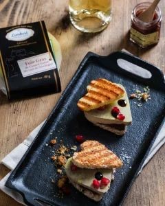 Foie gras de canard entier mi-cuit en forme de cœur, présenté en petits sandwichs de pain de mie doré – spécial Saint-Valentin