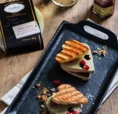 Foie gras de canard entier mi-cuit en forme de cœur, présenté en petits sandwichs de pain de mie doré – spécial Saint-Valentin