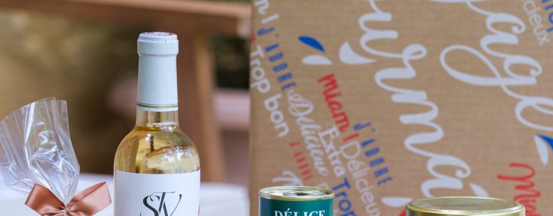 Quel vin avec le foie gras ? Coffret Les Essentiels du Périgord XL avec foie gras de canard, terrine artisanale, gésiers de canard, noix grillées et vin Saint-Vivien Côtes de Montravel.