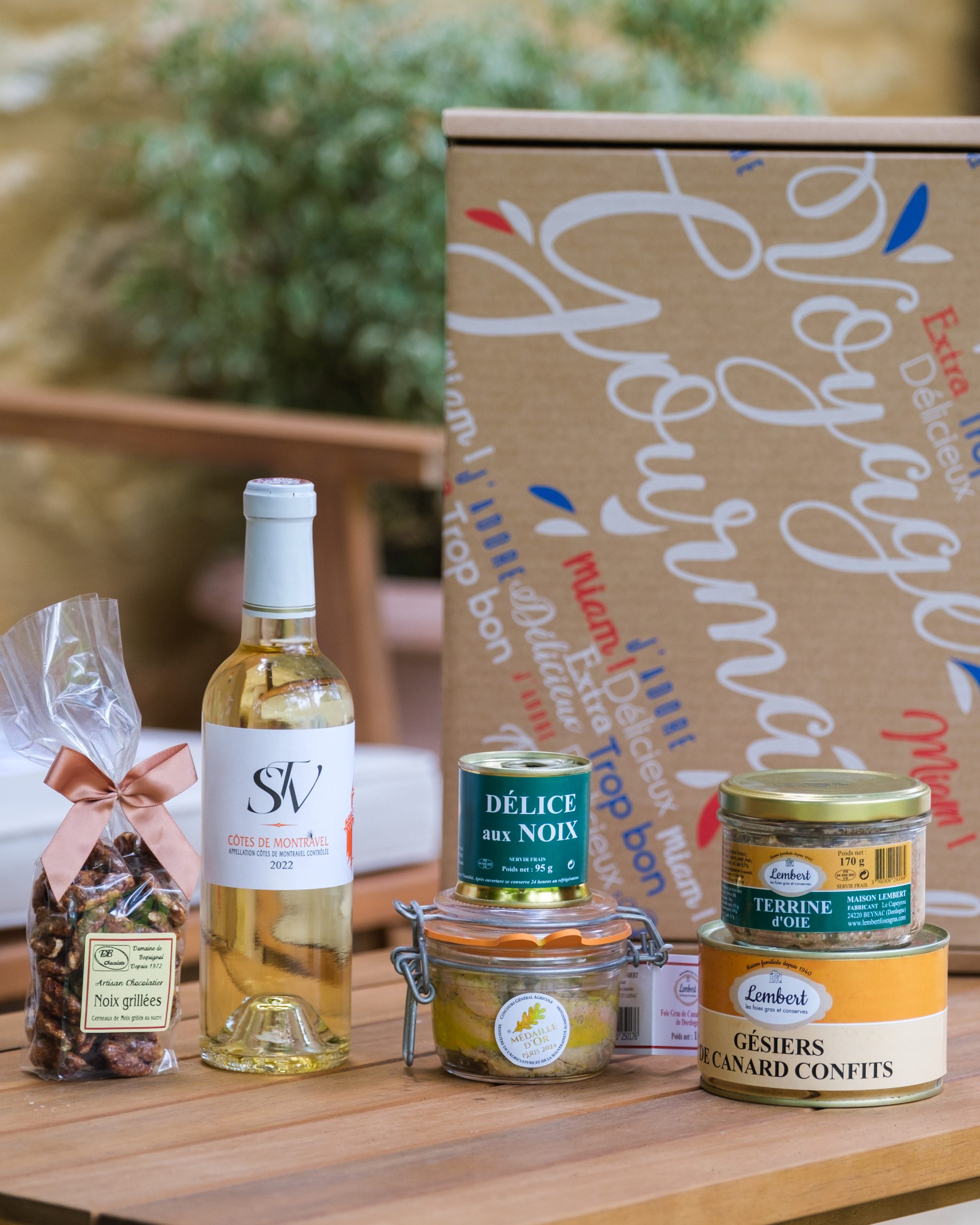 Quel vin avec le foie gras ? Coffret Les Essentiels du Périgord XL avec foie gras de canard, terrine artisanale, gésiers de canard, noix grillées et vin Saint-Vivien Côtes de Montravel.