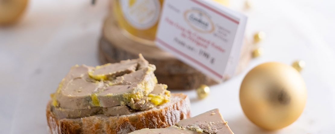 Foie gras de canard entier stérilisé Maison Lembert servi sur pain grillé avec deux tranches de foie gras sur une assiette gourmande