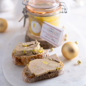 Foie gras de canard entier stérilisé Maison Lembert servi sur pain grillé avec deux tranches de foie gras sur une assiette gourmande