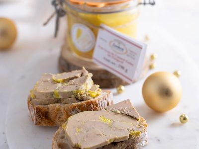 Foie gras de canard entier stérilisé Maison Lembert servi sur pain grillé avec deux tranches de foie gras sur une assiette gourmande