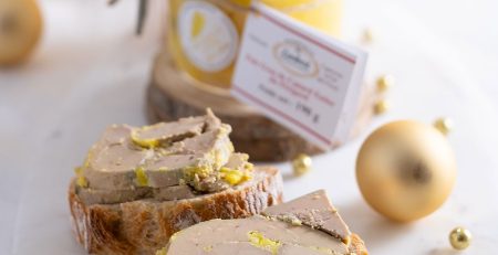 Foie gras de canard entier stérilisé Maison Lembert servi sur pain grillé avec deux tranches de foie gras sur une assiette gourmande