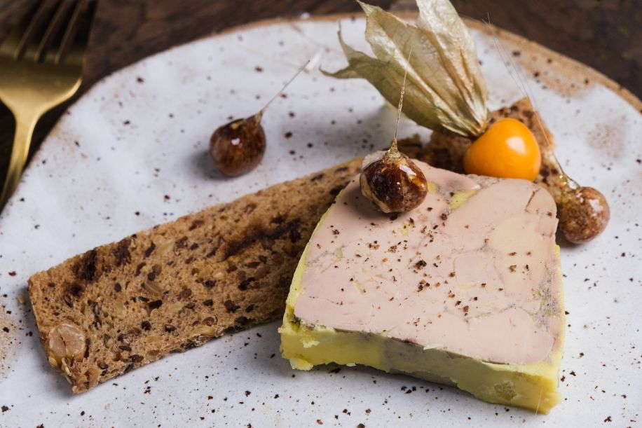 foie gras dresser dans une assiette avec tranche de pain