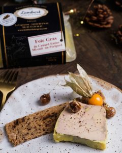 Quel pain avec le foie gras : tranche de foie gras de canard mi-cuit Maison Lembert servie sur un pain aux noisettes