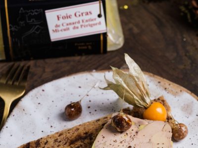 Quel pain avec le foie gras : tranche de foie gras de canard mi-cuit Maison Lembert servie sur un pain aux noisettes