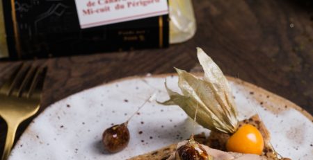 Quel pain avec le foie gras : tranche de foie gras de canard mi-cuit Maison Lembert servie sur un pain aux noisettes