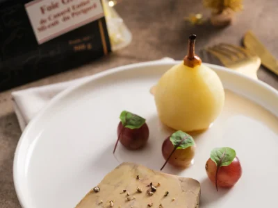 Comment servir le foie gras : assiette de foie gras de canard mi-cuit avec poire pochée, raisins et noisettes