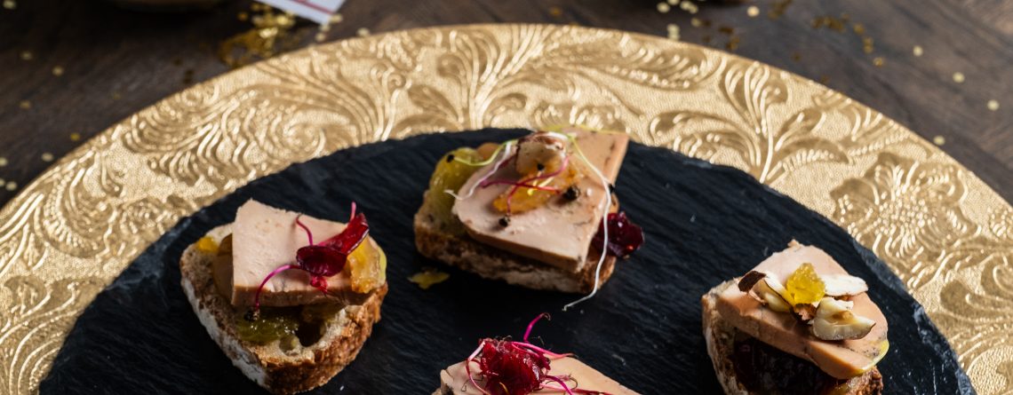 Foie gras de canard entier stérilisé ou mi-cuit : assortiment de petites bouchées apéritives servies sur pain grillé pour un apéritif gourmand