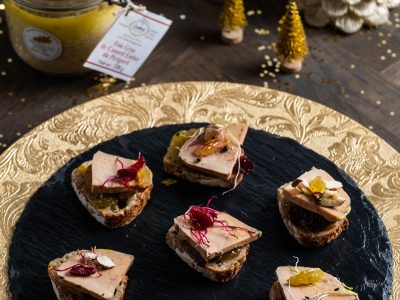 Foie gras de canard entier stérilisé ou mi-cuit : assortiment de petites bouchées apéritives servies sur pain grillé pour un apéritif gourmand