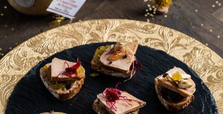 Foie gras de canard entier stérilisé ou mi-cuit : assortiment de petites bouchées apéritives servies sur pain grillé pour un apéritif gourmand