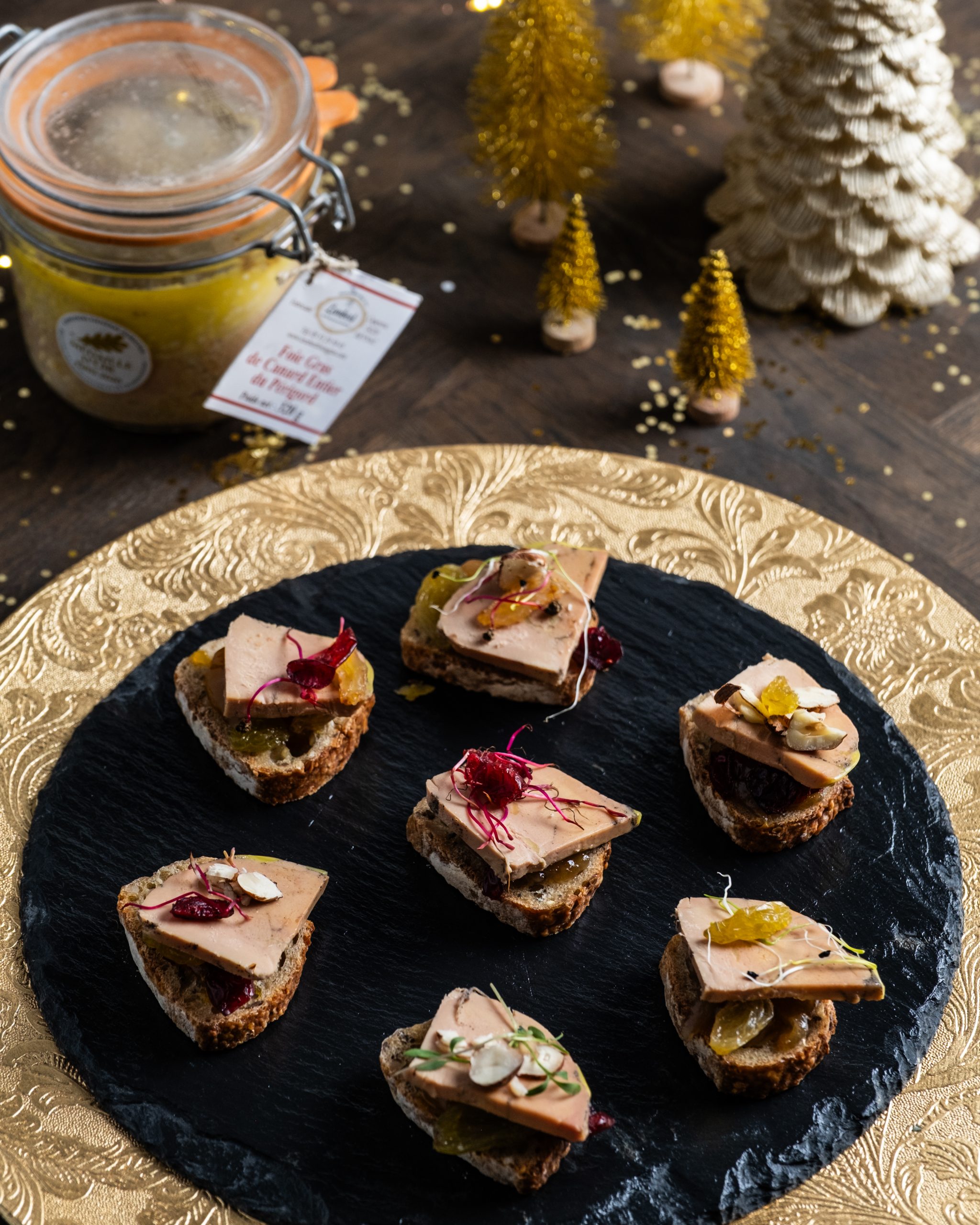 Foie gras de canard entier stérilisé ou mi-cuit : assortiment de petites bouchées apéritives servies sur pain grillé pour un apéritif gourmand
