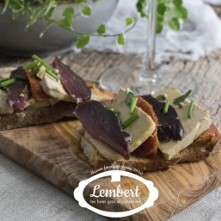 Tranches de magret de canard fourré au foie gras présentées sur une planche en bois