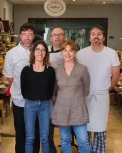 Équipe du restaurant posant ensemble, de gauche à droite : Christophe, Tiphaine, Frédéric, Dorine et Jean-Christophe.