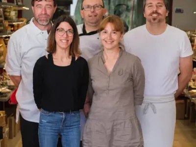 Équipe du restaurant posant ensemble, de gauche à droite : Christophe, Tiphaine, Frédéric, Dorine et Jean-Christophe.