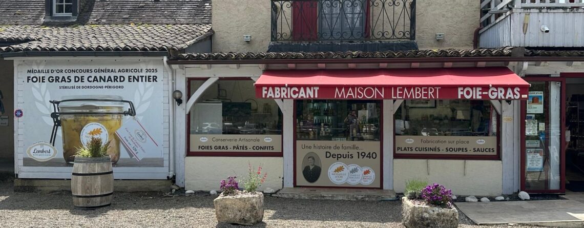 Devanture de la boutique et restaurant à Beynac-et-Cazenac, restaurant proche de Sarlat dans le Périgord Noir.