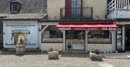 Devanture de la boutique et restaurant à Beynac-et-Cazenac, restaurant proche de Sarlat dans le Périgord Noir.