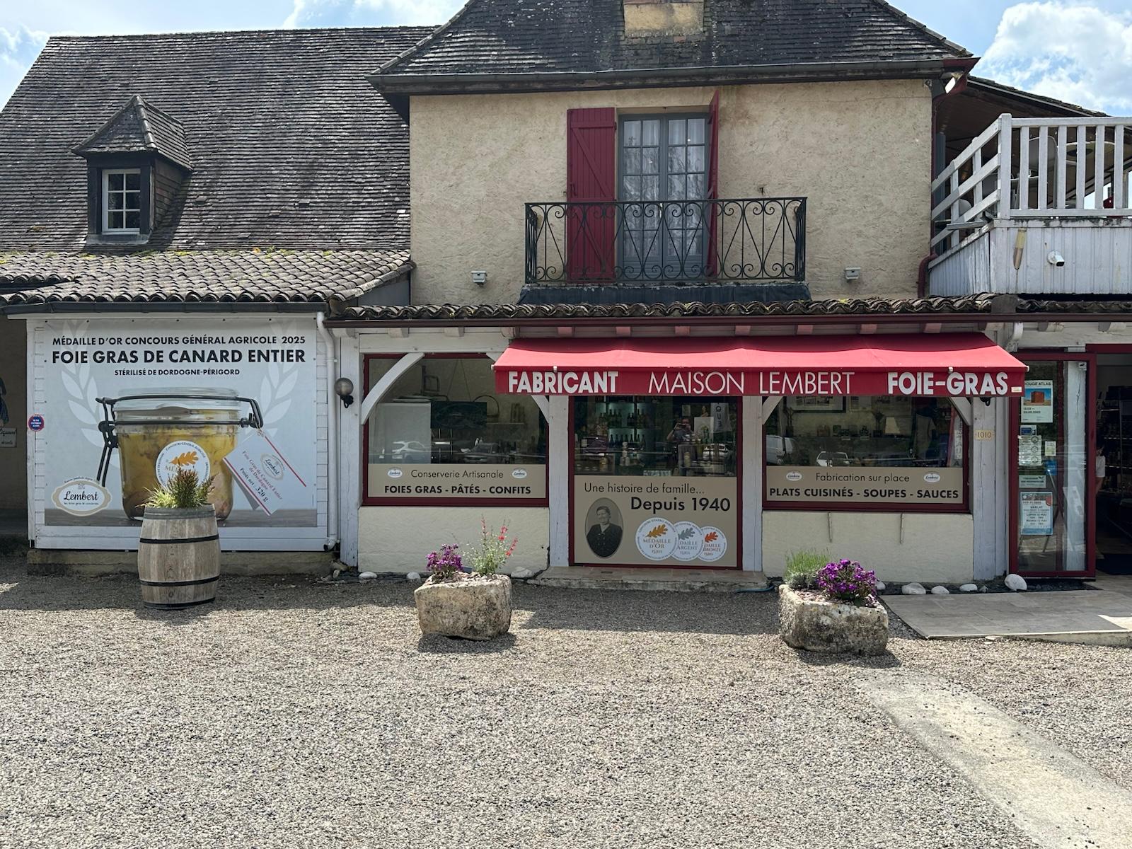 Devanture de la boutique et restaurant à Beynac-et-Cazenac, restaurant proche de Sarlat dans le Périgord Noir.