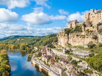 Château de Beynac dominant la Dordogne et le village de Beynac-et-Cazenac, destination idéale pour savoir où manger en Dordogne