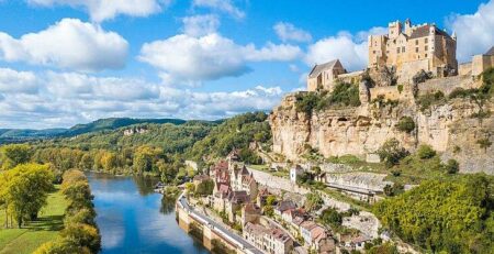 Château de Beynac dominant la Dordogne et le village de Beynac-et-Cazenac, destination idéale pour savoir où manger en Dordogne