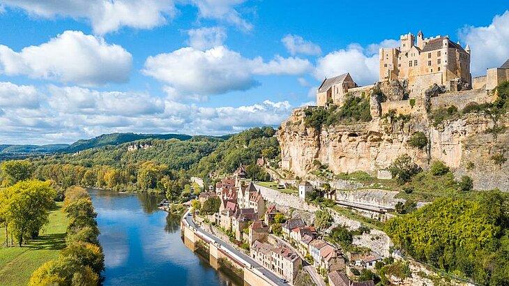 Château de Beynac dominant la Dordogne et le village de Beynac-et-Cazenac, destination idéale pour savoir où manger en Dordogne