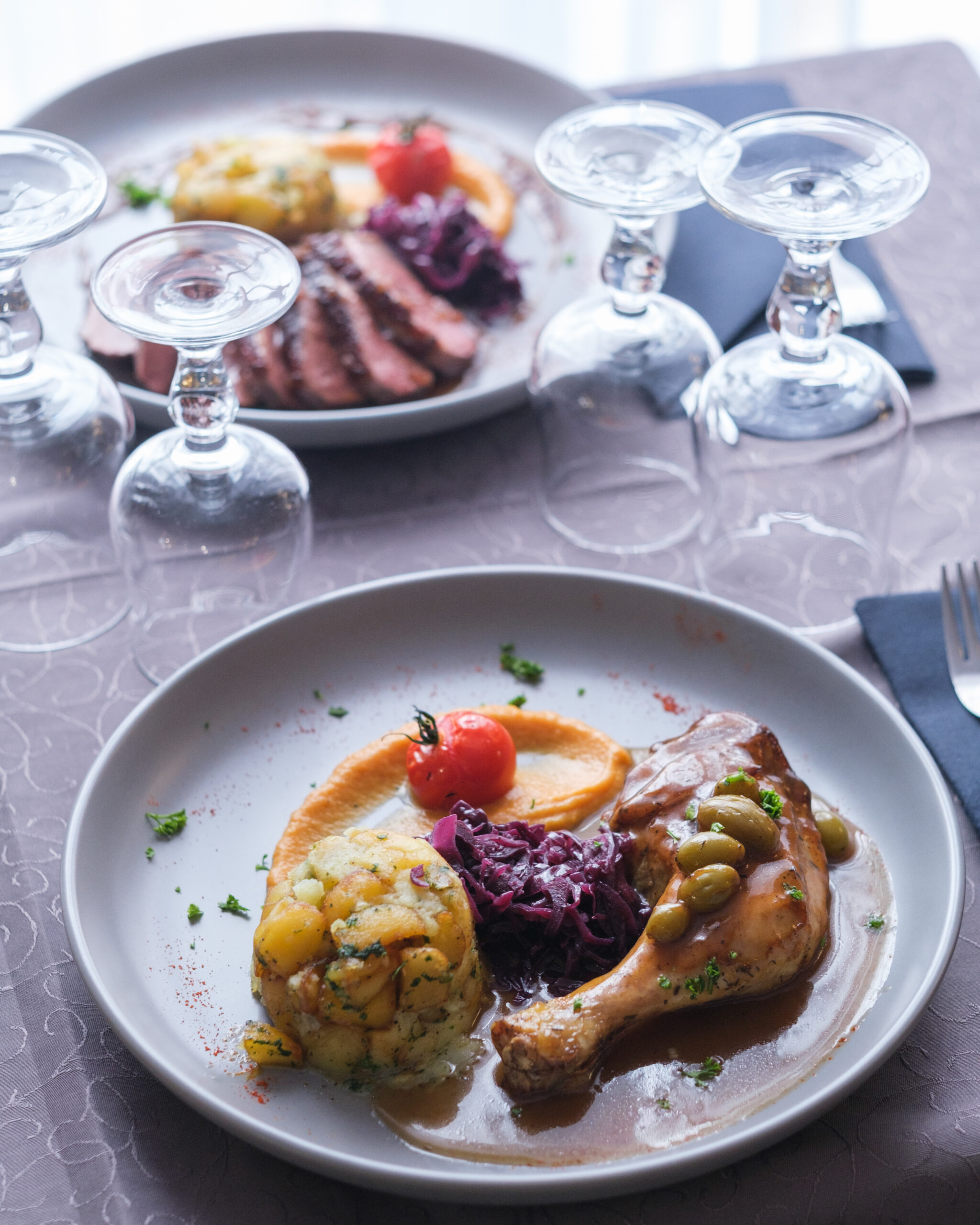 Poulet au verjus servi avec pommes de terre beynacoises et légumes du jour à l’Auberge Lembert.
