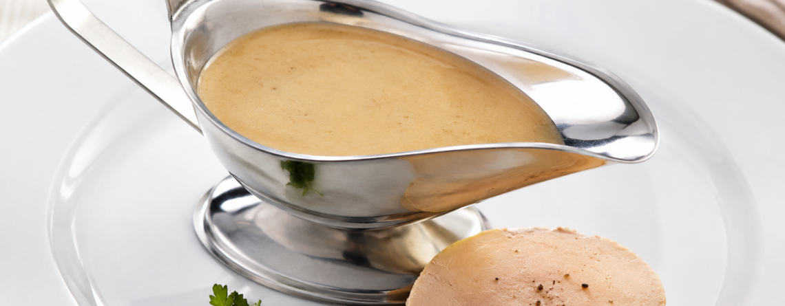 Sauce au foie gras maison servie en saucière, préparée avec un foie gras artisanal du Périgord